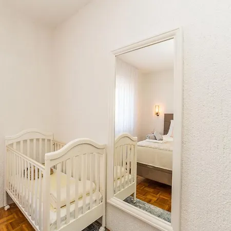 Apartment Tinel