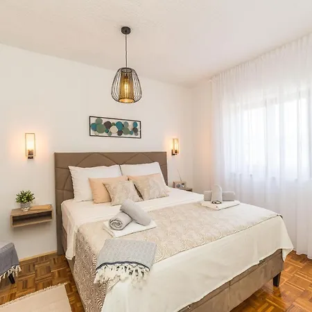 Tinel Apartment *