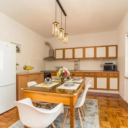 Tinel Apartment Sukosan