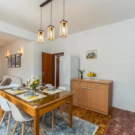 Tinel Apartment Sukosan