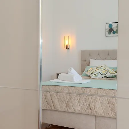 Apartment Tinel
