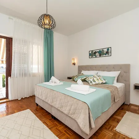 Tinel Apartment *