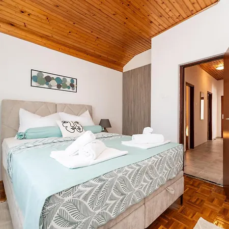 Tinel Apartment Sukosan