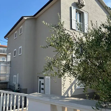 Tinel Apartment *